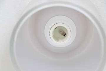電球が取り外された照明器具のソケット