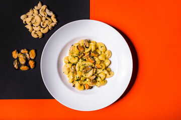 Pasta with sauce, parsley and mussels