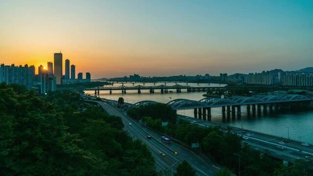 Time lapse 4K : Day to night at Seoul City Skyline, South Korea