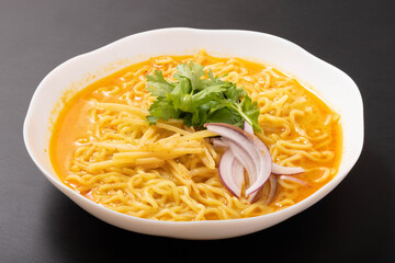 カオソーイ　タイ風カレースープヌードル