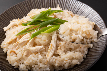 鶏肉飯　台湾風の蒸し鶏入り混ぜご飯　(チーローファン・ジーローハン・ジーローファン)