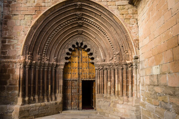 Fototapeta na wymiar portada ojival y arquería polilobulada, iglesia de San Román, edificada hacia 1200, Cirauqui, comunidad foral de Navarra, Spain