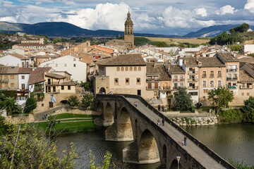 Fototapeta na wymiar puente románico sobre el río Arga, siglo XI, Puente la Reina, valle de Valdizarbe ,comunidad foral de Navarra, Spain