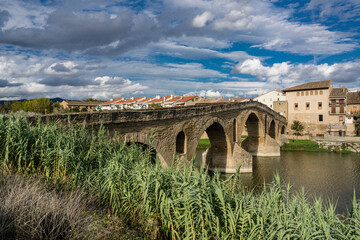 puente románico sobre el río Arga, siglo XI, Puente la Reina, valle de Valdizarbe ,comunidad foral de Navarra, Spain