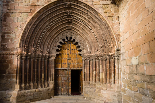 portada ojival y arquer&iacute;a polilobulada, iglesia de San Rom&aacute;n, edificada hacia 1200, Cirauqui, comunidad foral de Navarra, Spain