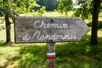 Panneau chemin de randonnée en bois avec balise GR blanche et rouge