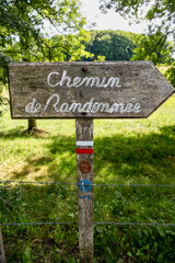 Panneau chemin de randonnée en bois avec balise GR