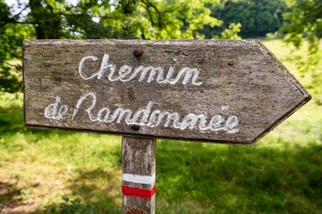 Panneau chemin de randonnée en bois avec balise GR