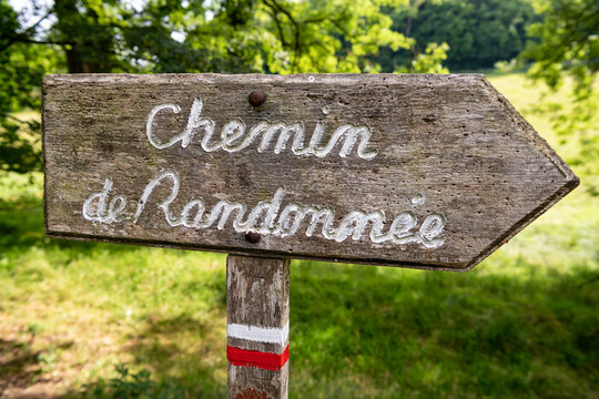 Panneau chemin de randonn&eacute;e en bois avec balise GR