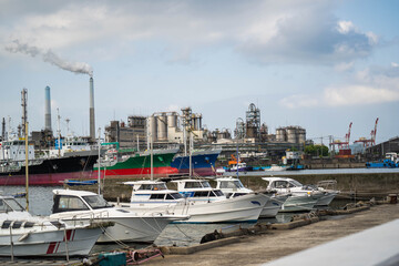 漁船とタンカーが停泊する徳山港