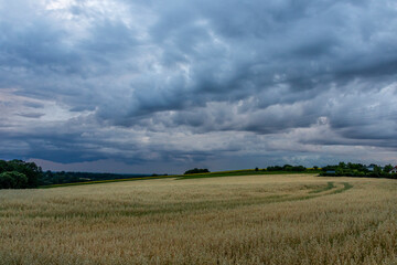 Obraz premium Dramatic stormy skies over farmland