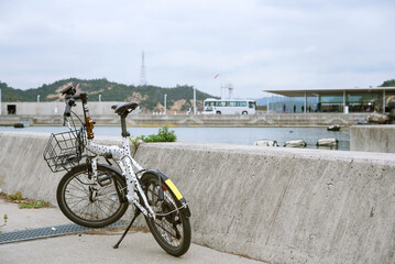 香川県・直島　宮浦港に停めた水玉模様の自転車　Bicycle parked at Miyanoura Port in Naoshima Island, Kagawa, Japan　 - obrazy, fototapety, plakaty