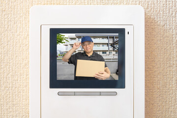インターホンに映る笑顔の配達員