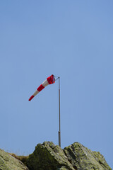 Manche à air rouge et blanche qui donne la direction et la vitesse du vent