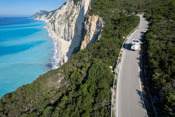 Strada panoramica a strapiombo sul mare vista spiaggia sull'isola di lefkada in Grecia scattata con...