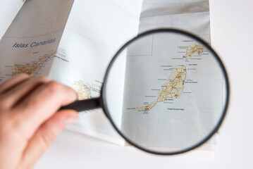 Lupa sobre el mapa de la isla de Fuerteventura, Islas Canarias, España. Detalle de un mapa con los...