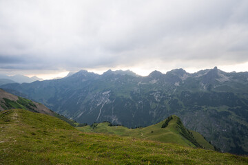 Obraz premium Cloudy afternoon in the mountains