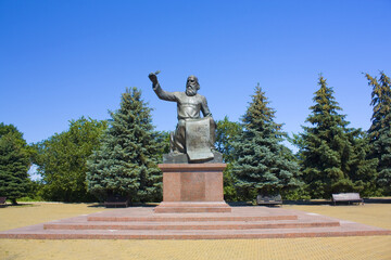 Fototapeta na wymiar Monument to Vladimir Monomakh in Priluki, Ukraine 