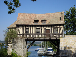 Le Vieux Moulin (XVIe siècle) sur les vestiges de l'ancien pont de Vernon sur la Seine en Normandie
