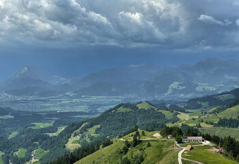 Blick vom Brennkopf ins Tal mit Gewitterwolken im Hintergrund, Alpen, Kaiserwinkl, Tirol, Österreich