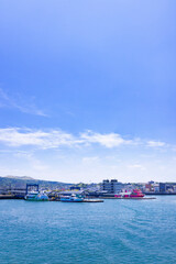 海上から見た福江港と周辺の町並み