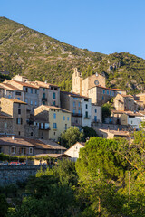 Fototapeta na wymiar Vue en fin de journée du village médiéval de Roquebrun au bord de l'Orb dans le Parc naturel régional du Haut-Languedoc