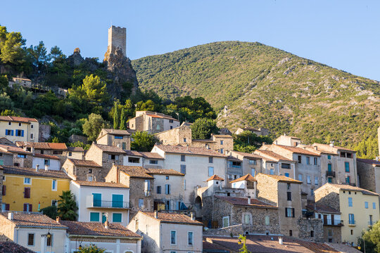 Vue en fin de journ&eacute;e du village m&eacute;di&eacute;val de Roquebrun au bord de l'Orb dans le Parc naturel r&eacute;gional du Haut-Languedoc
