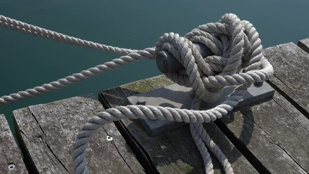 Poller mit Schiffstau in einem Hafen