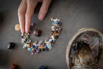 pierres semi précieuses en arc de lune avec un oeuf de taureau