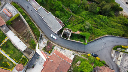 Vista de drone sobre uma rua