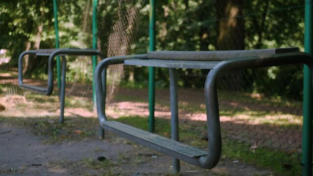 Ławka przy placu zabaw w parku w lesie