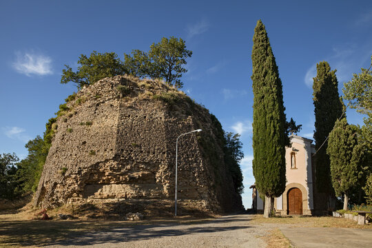 Giaggiolo, Civitella di Romagna, Emilia-Romagna, Italy: the ruins of the medieval castle and the ancient Santa Maria Nuova church on the hills of Forli-Cesena province