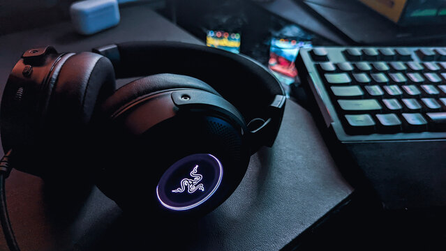 the glowing light of gaming headphones - Razer Kraken V3 Hypersense / Gamers life & Gadgets