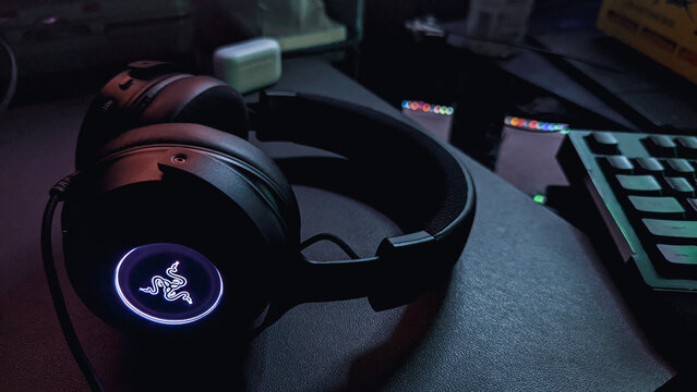 the glowing light of gaming headphones - Razer Kraken V3 Hypersense / Gamers life & Gadgets