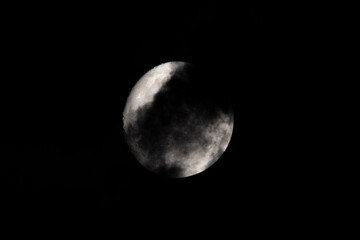 Luna tapada con nubes