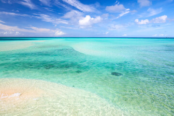 沖縄県宮古島　ブルーグラデーションの海