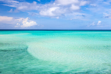 沖縄県宮古島　ブルーグラデーションの海