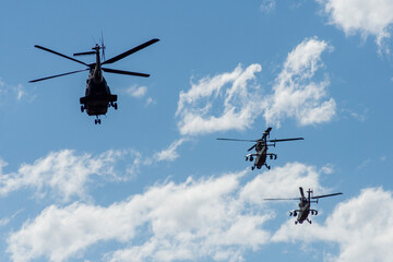 Fototapeta na wymiar Helicópteros militares despegando a contraluz