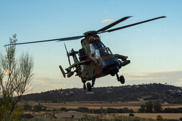 Fototapeta na wymiar Helicóptero artillado