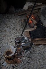 Fototapeta na wymiar キャンプ ソロキャンプ 野営 焚き火 コーヒー ランプ