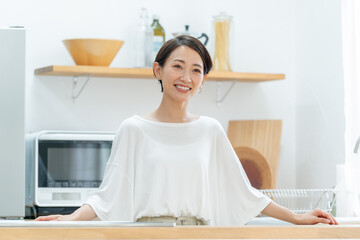 家で料理をする日本人女性