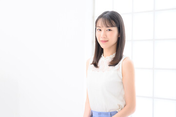 若い女性のポートレート　右にコピースペースあり