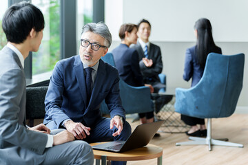 オフィスで商談をするビジネスマン