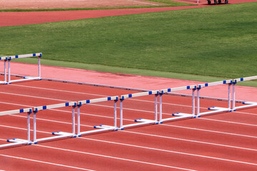 Obraz premium 陸上競技のトラックとハードル
