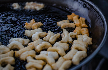 Flour is fried in a pan with hot oil as a fried dough stick to eat with coffee or dipped in sweetened condensed milk. It is sold in Thai roadside markets.