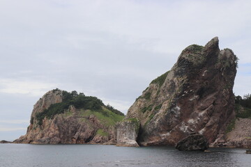 いびつな大岩がある風景
