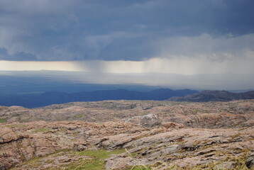 Lloviendo sobre la montaña
