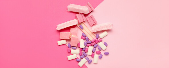 Different chewing gums on pink background - obrazy, fototapety, plakaty