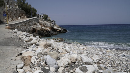 Schöner Strand mit rund gewaschen Steinen vom Meer