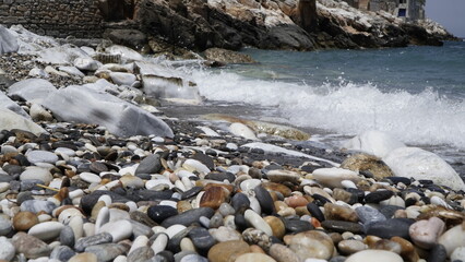 Schöner Strand mit rund gewaschen Steinen vom Meer